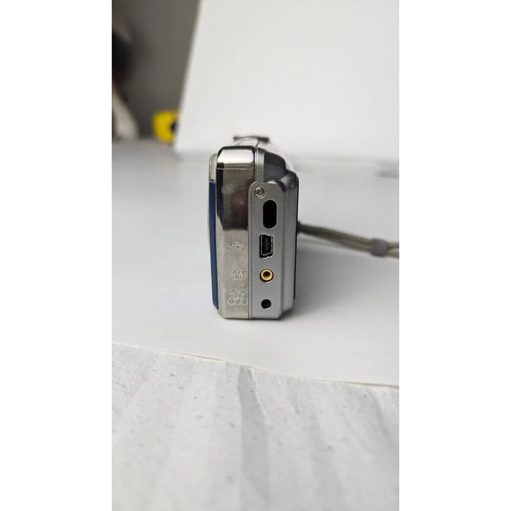 Fujifilm Finepix A805 8.3MP Digital CAMERA WORKS, CRACKED SCREEN